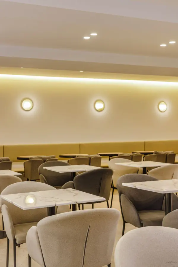 간접조명이 빛나는 따뜻한 감성의 카페 홀